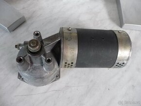 MOTOR S PŘEVODOVKOU - 1