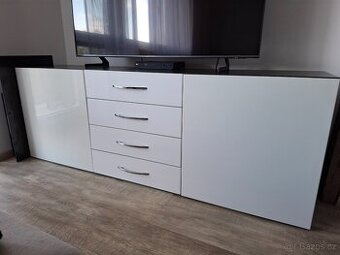 Skříň pod TV variabilní