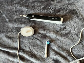 Elektrický zubní kartáček Oral-B PRO