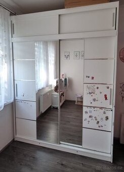 Dětská šatní skříň