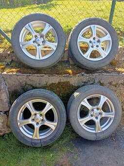 Alu kola s pneu 215/60 R17.