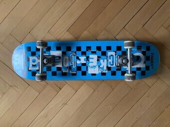 Obyčejný skateboard o délce 80 cm