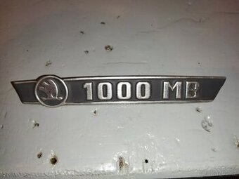 Škoda 1000 MB nápis na kapotu