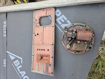 Čerpadlo hydrauliky traktoru + víko převodovky