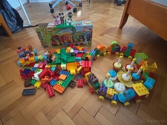 REZERVACE Několik setů LEGO DUPLO a herní deska velká
