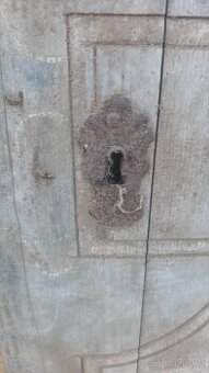 Kus starých dveří od skřínky