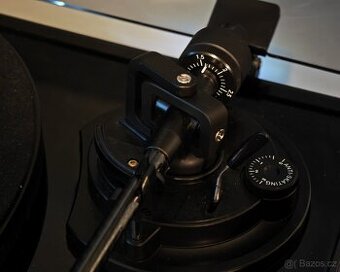 Gramofon Reloop v klavírním laku