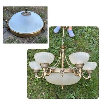 Krásně zdobený lustr a stropnice