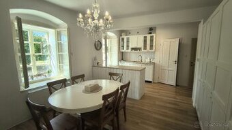 Jídelní rozkládací stůl