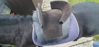 ČERNÉ BAROKNÍ SEDLO