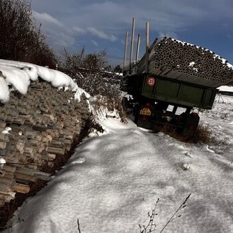 DARUJI - ZA ODVOZ - SLOUPKY PLASTOVÉ - VHODNÉ PRO PLOT