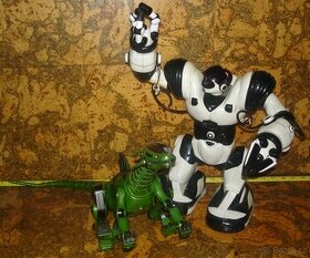 2x velký robot: RoboTyrannus, Robosapien, plastoví vojáčci