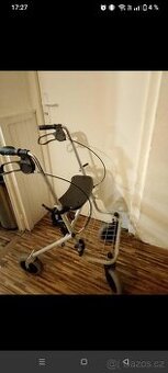 Čtyřkolové chodítko