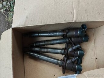 Vstřikovací trysky, vstřikovače Volvo V70 D5 z roku 2002