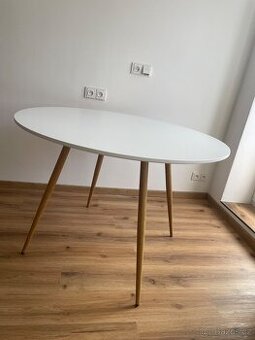 Kulatý jídelní stůl