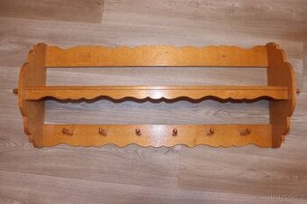 Dřevěná police s věšáky