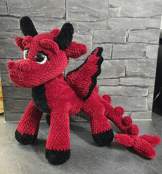 Ručně háčkovaný drak.