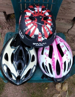 2xcyklistická dětská helma a 1x helma na skateboard