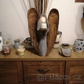 Svícen anděl motorovou pilou