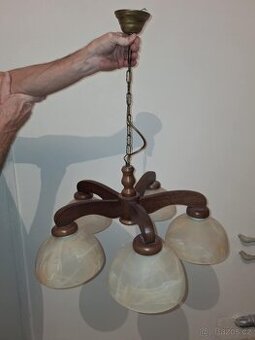 lustr dřevěný, závěsný, 5 ramen, skleněná stínidla, prodám.