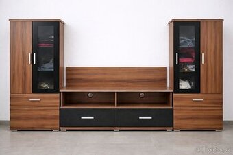 Obyvaci stena, s TV stolkem