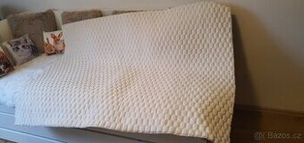 Bílý kusový koberec