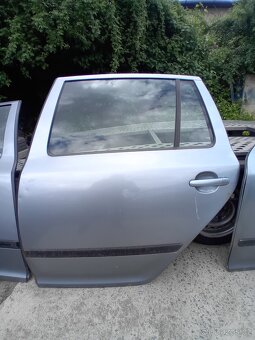 Boční Levé přední I zadní dveře na skoda octavia 2 combi