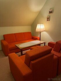Retro oranžový gauč s křesly