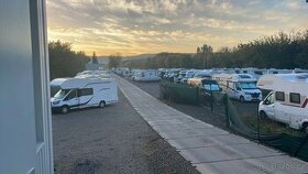 Parkovani obytných aut a karavanu