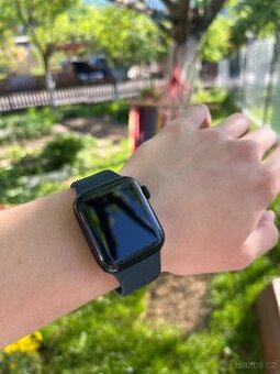 Apple Watch SE (2. generace) 40mm – jako nové + originální n