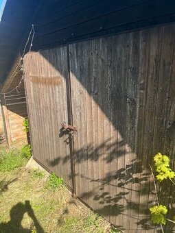 Dvoukřídlá garážová vrata v ocelovém rámu