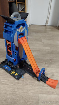 Mega garáž Hot Wheels dráha - parkovací věž - top stav