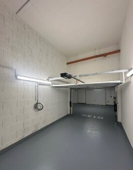 Uzavřené garážové stání - Garáž