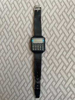 staré digitální hodinky s kalkulačkou
