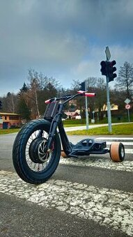 Elektrická driftovací tříkolka 