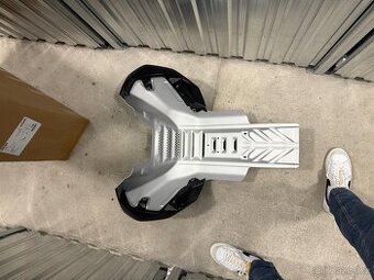 KTM 890 Adventure R - kryt motoru