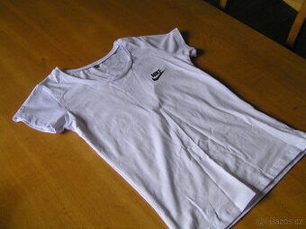 Nové tričko Nike - M, dívčí a červené Decathlon.