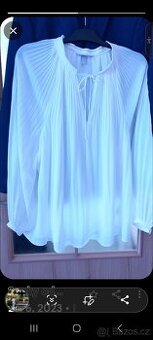 Bílá pěkná halenaV.50,plisé s podkladem bílé látky