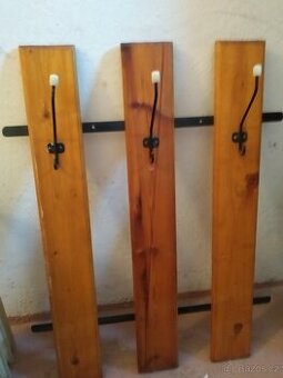 Předsíňová stěna s věšáčky a polička