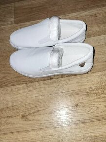 Lehké bílé tenisky