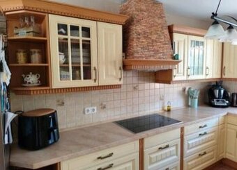 Krásná krémová linka s vestavěnými spotřebiči,6590