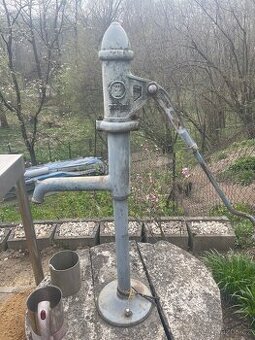 Ruční pumpa na studnu