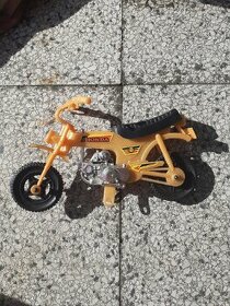 Retro hračka motorka oranžová