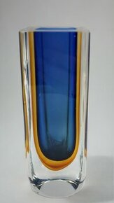 Váza ze sommerského modrého a jantarového skla