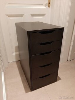 Černá komoda (IKEA)