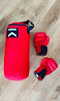 Boxovací pytel s rukavicemi Decathlon