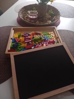 Magnetická tabulka s písmeny a číslicemi
