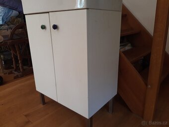 Skříňka koupelnova pod umyvadlo ikea