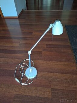 IKEA stolni lampa bila