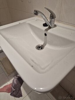 Umyvadlo se sifonem a baterii